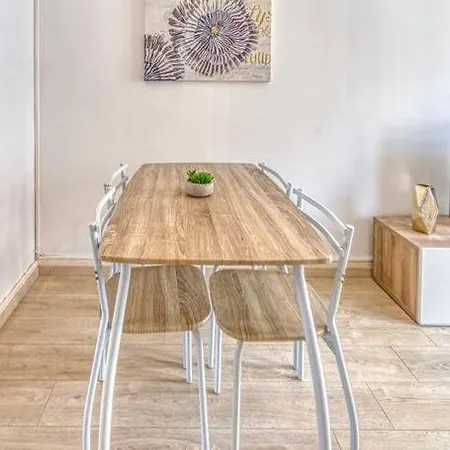 Apartment 2 Chambres, Calme, Equipe, Commerces Au Pied *