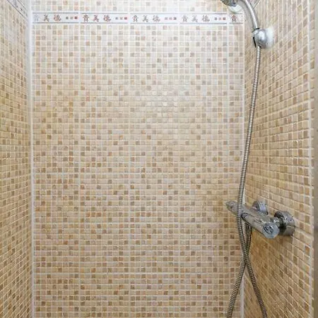 Apartment 2 Chambres, Calme, Equipe, Commerces Au Pied
