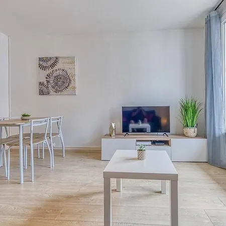 2 Chambres, Calme, Equipe, Commerces Au Pied Lägenhet